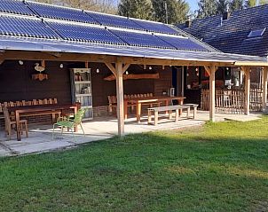 Overdekt terras met zitplaatsen bij Vakantiehuisje in Emmen, ideaal voor buiten dineren in Zuidoost Drenthe.