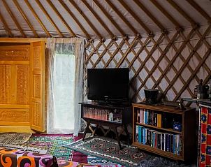 Comfortabele woonkamer in de yurt van Vakantiehuisje in Emmen, Zuidoost Drenthe.
