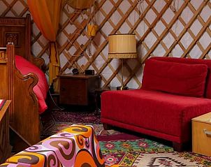 Stijlvolle zithoek in de yurt van Vakantiehuisje in Emmen, Zuidoost Drenthe.