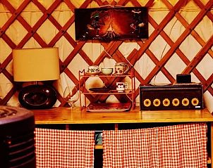 Rustieke keukenhoek in de yurt van Vakantiehuisje in Emmen, Zuidoost Drenthe, met gezellige decoratie.