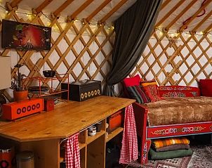 Gezellige eethoek in de yurt van Vakantiehuisje in Emmen, Zuidoost Drenthe, met houten meubels.