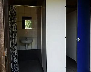 Moderne badkamerfaciliteiten bij Vakantiehuisje in Emmen, Drenthe, met ruime douche.