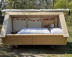 Comfortabel houten bed in Vakantiehuis in Emmen, perfect voor een ontspannen verblijf in Drenthe.