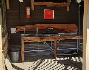 Authentieke buitenkeuken bij Vakantiehuis in Emmen, ideaal voor koken in de natuur van Drenthe.