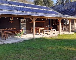 Overdekt terras bij Vakantiehuis in Emmen, een uitnodigende plek voor ontspanning in Drenthe.