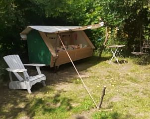 Buitenplek met houten stoel bij Vakantiehuis in Emmen, een rustgevende omgeving in Zuidoost Drenthe.