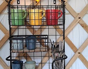 Kleurrijke mokken in keuken van Huisje in Emmen, vakantieaccommodatie in Zuidoost Drenthe.