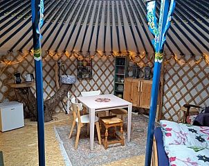 Ruime binnenkant van yurt in Huisje in Emmen, vakantieaccommodatie in Zuidoost Drenthe.