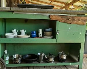 Buitenkeuken met servies in Huisje in Emmen, vakantiewoning in Emmen, Drenthe.