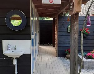 Sfeervolle gang naar faciliteiten bij Huisje in Emmen, vakantiehuis in Zuidoost Drenthe.