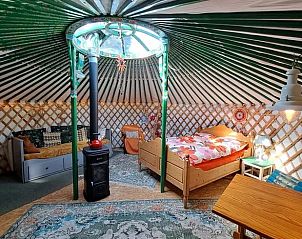 Vakantiehuis in Emmen, ruime en gezellige yurt in de vakantiewoning in Zuidoost Drenthe, met houtkachel en bed.