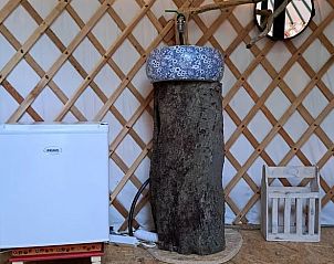 Vakantiehuis in Emmen, unieke wastafel in de yurt van de vakantiewoning in Zuidoost Drenthe, met natuurlijke materialen.