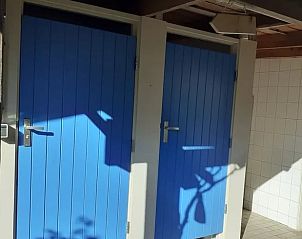 Vakantiehuis in Emmen, moderne faciliteiten van de vakantiewoning in Zuidoost Drenthe, met blauwe deuren en tegelvloer.