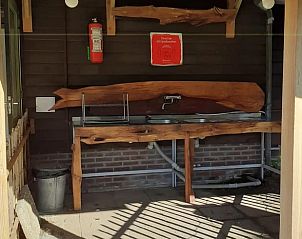 Vakantiehuis in Emmen, rustieke buitenkeuken van de vakantiewoning in Zuidoost Drenthe, met houten werkblad en gootsteen.