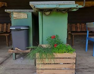 Vakantiehuis in Emmen, groene afvalsystemen in de vakantiewoning in Zuidoost Drenthe, met houten plantenbak.