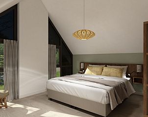 Ruime slaapkamer met hoge ramen in de Vrijstaande woning in Emmen, vakantiehuis in Zuidoost Drenthe, Drenthe.