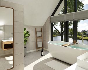 Luxe badkamer met bad en uitzicht in de Vrijstaande woning in Emmen, vakantiehuis in Zuidoost Drenthe, Drenthe.