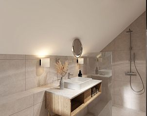 Moderne badkamer met douche in de Vrijstaande woning in Emmen, vakantiehuis in Zuidoost Drenthe, Drenthe.