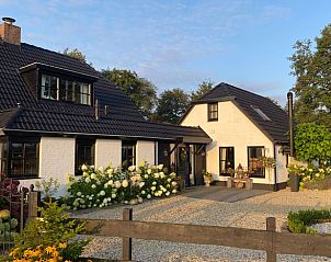 Comfortabele slaapkamer in Vakantiehuis in Dalen, Zuidoost Drenthe, met knusse sfeer en ensuite badkamer.