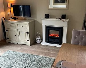 Buitenkant van Vakantiehuis in Dalen, Zuidoost Drenthe, met charmante architectuur en bloeiende tuin.