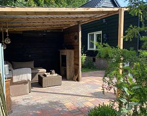 Overdekte loungehoek bij Vakantiehuis in Dalen, Zuidoost Drenthe, voor ontspanning in de buitenlucht.