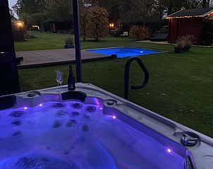 Bubbelbad in de tuin van Vakantiehuis in Dalen, Zuidoost Drenthe, voor een verfrissende ervaring.