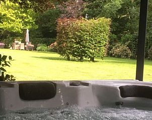 Wellness decor in Vakantiehuis in Dalen, Zuidoost Drenthe, met Boeddha, stenen en handdoeken.