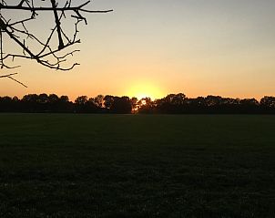 Prachtige zonsondergang nabij Vakantiehuis in Dalen, Zuidoost Drenthe, voor een magische avond.