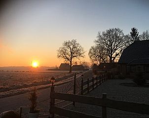 Zonsopgang bij Vakantiehuis in Dalen, Zuidoost Drenthe, met uitzicht over de velden.