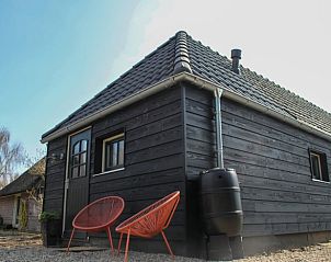 Moderne bijgebouw van Vakantiehuis in Dalen, Zuidoost Drenthe, met stijlvolle zwarte gevel.