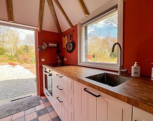 Lichte keuken in Vakantiehuis in Dalen, Zuidoost Drenthe, met uitzicht op de tuin en moderne apparatuur.