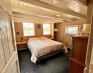 Sfeervolle slaapkamer in Vakantiehuis in Dalen, Zuidoost Drenthe, met houten details en comfortabel bed.