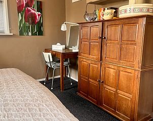 Stijlvolle slaapkamer in Vakantiehuis in Dalen, Zuidoost Drenthe, met vintage meubelen en werkruimte.