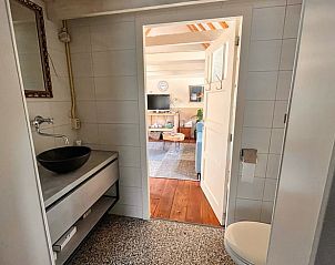 Moderne badkamer in Vakantiehuis in Dalen, Zuidoost Drenthe, met ruime douche en stijlvolle wastafel.