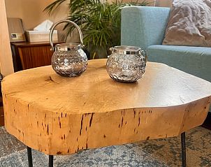 Houten salontafel in de woonkamer van Vakantiehuis in Dalen, Zuidoost Drenthe, met sfeervolle kaarsen.