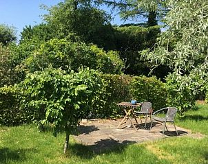 Schaduwrijk terras in de tuin van Vakantiehuis in Dalen, Zuidoost Drenthe, perfect voor ontspanning.