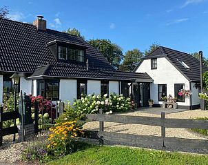 Bloemrijke entree van Huisje in Dalen, vakantieaccommodatie in Zuidoost Drenthe.