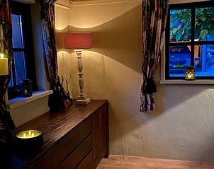 Gezellige woonkamer van Huisje in Dalen, vakantiehuis in Drenthe met comfortabele zithoek.