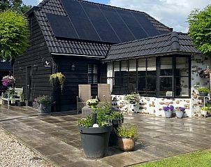 Eethoek en keuken in Huisje in Dalen, vakantiehuis in Zuidoost Drenthe met sfeerverlichting.