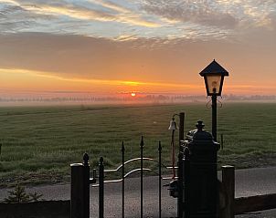 Luxe douche in Huisje in Dalen, vakantieaccommodatie in Dalen met glazen deuren.