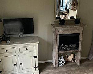 Gezellige woonkamer in Huisje in Dalen, vakantiehuis in Zuidoost Drenthe met rustieke open haard en moderne voorzieningen.