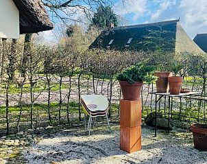 Buitenterras van Huisje in Gees, Zuidoost Drenthe, met uitzicht op landelijke omgeving.