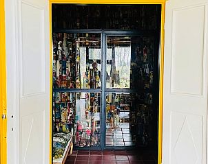 Stijlvolle binnenruimte van Huisje in Gees, Drenthe, met kleurrijke inrichting en veel licht.