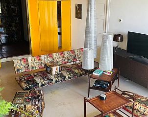 Gezellige woonkamer in Huisje in Gees, Zuidoost Drenthe, met moderne meubels en decoratie.