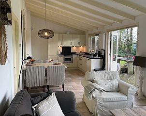 Open keuken en woonkamer in Huisje in Gees, vakantieverblijf in Zuidoost Drenthe, met moderne inrichting.