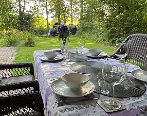 Buiten dineren in de tuin van Huisje in Gees, vakantieverblijf in Zuidoost Drenthe, met uitzicht op de natuur.