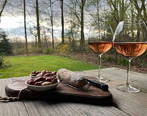 Romantische setting met wijn in de tuin van Huisje in Gees, vakantiehuis in Zuidoost Drenthe.