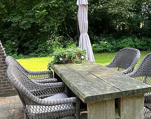Houten tuintafel en stoelen bij Huisje in Gees, vakantiehuis in Zuidoost Drenthe, ideaal voor buiten eten.