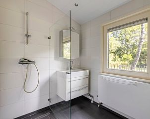 Moderne badkamer in Huisje in Gees, vakantieverblijf in Zuidoost Drenthe, met ruime douche en natuurzicht.