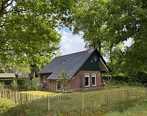 Vakantiehuisje in Gees, Zuidoost Drenthe, omgeven door groen en rustieke natuur.
